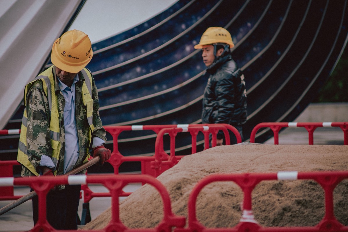 Ouvriers et balisage sur un chantier du Loiret nécessitant une détection de réseaux