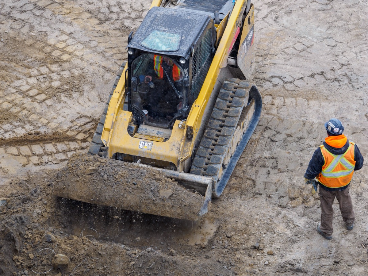 Chargeuse compacte en terrassement sur un chantier du Loiret avant détection de réseaux