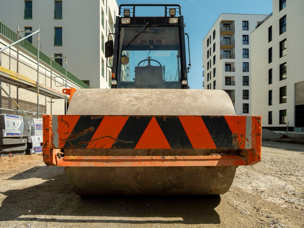 Rouleau compacteur sur un chantier urbain de la Marne après détection des réseaux enterrés