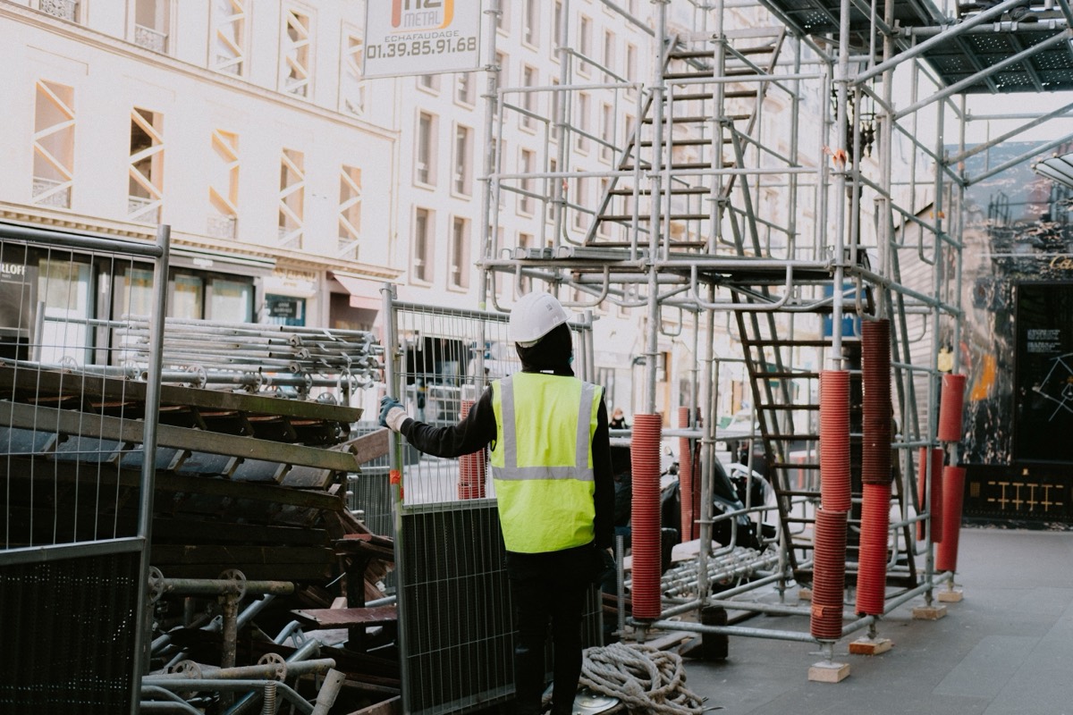 Fourreaux de réseaux et ouvrier sur un chantier de la Marne avant terrassement