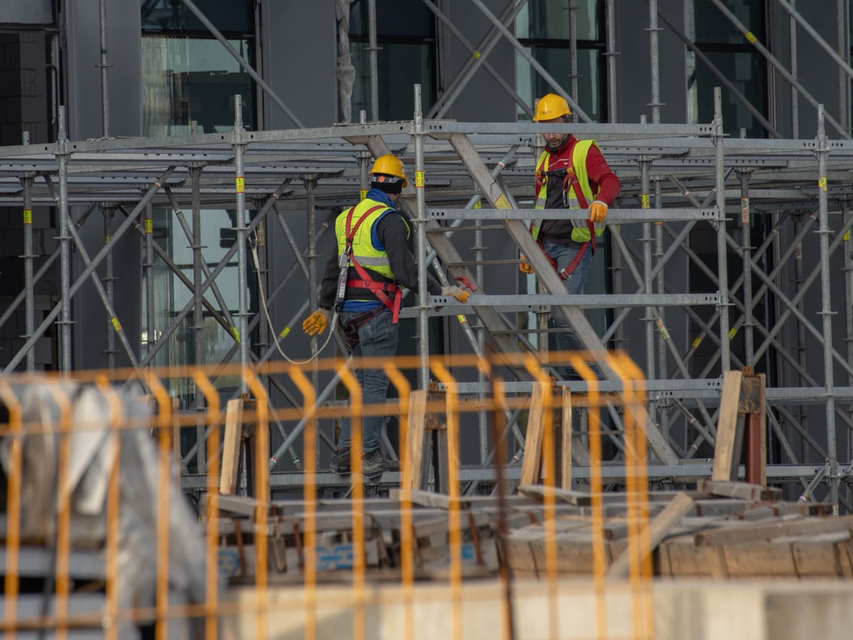 Ouvriers sur échafaudage sur un chantier urbain à Paris nécessitant une détection de réseaux
