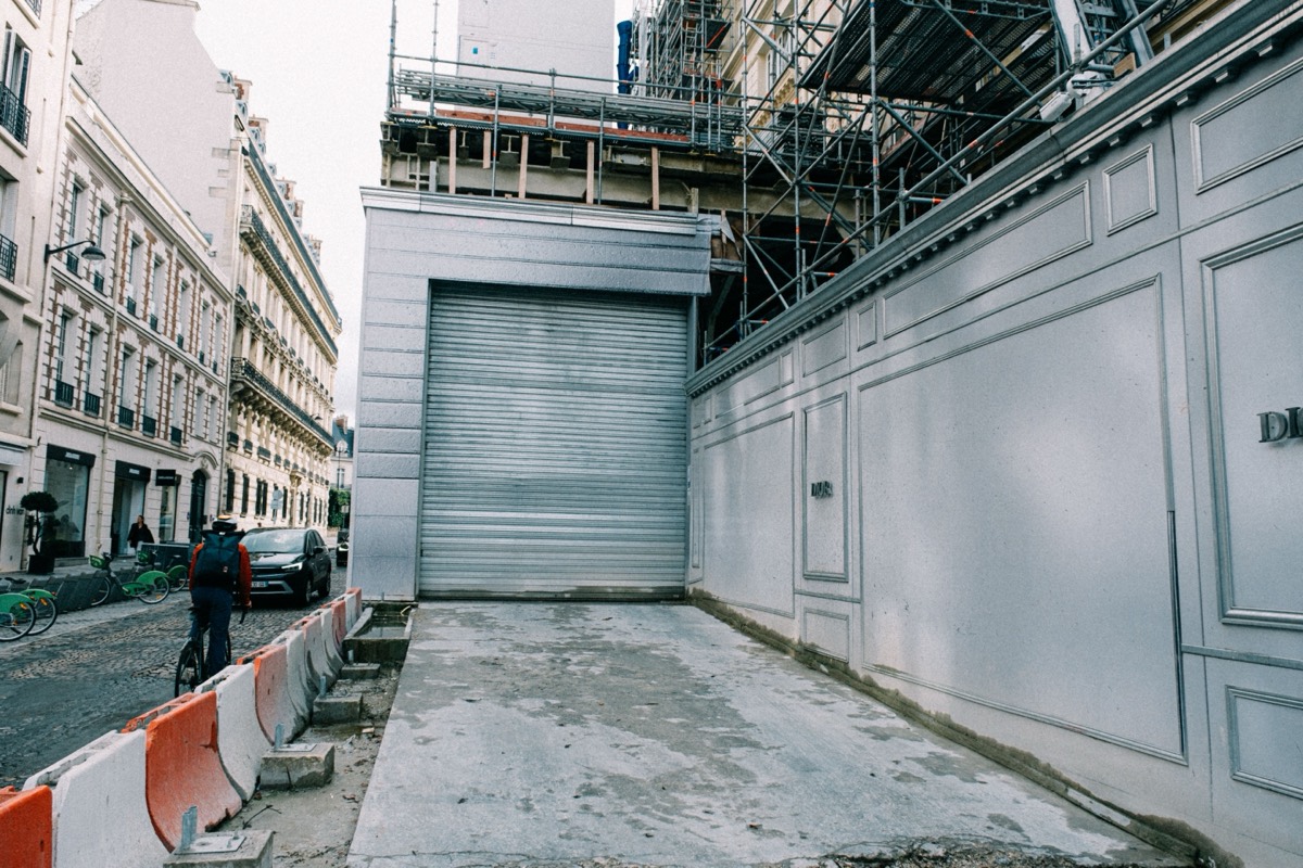 Chantier urbain avec échafaudage et barrières nécessitant une détection de réseaux dans le Pas-de-Calais