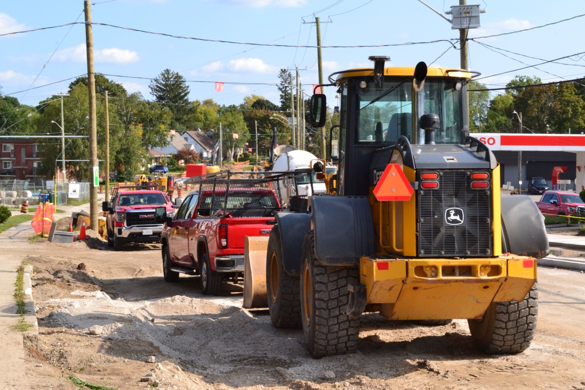 Chantier de réfection de voirie avec engins avant détection de réseaux dans le Pas-de-Calais