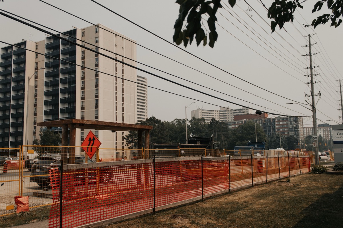 Chantier urbain avec réseaux aériens et clôture de sécurité dans le Val-d'Oise