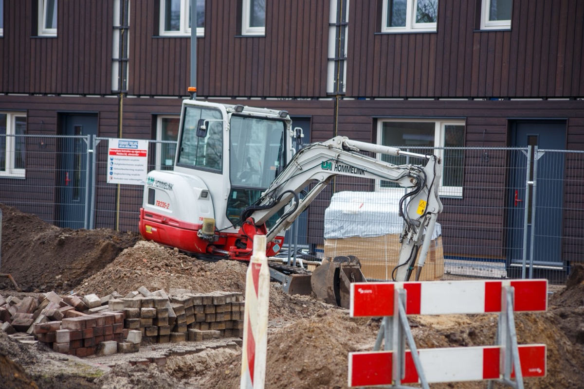 Mini-pelle et pavés sur un chantier résidentiel du Val-d'Oise avant terrassement