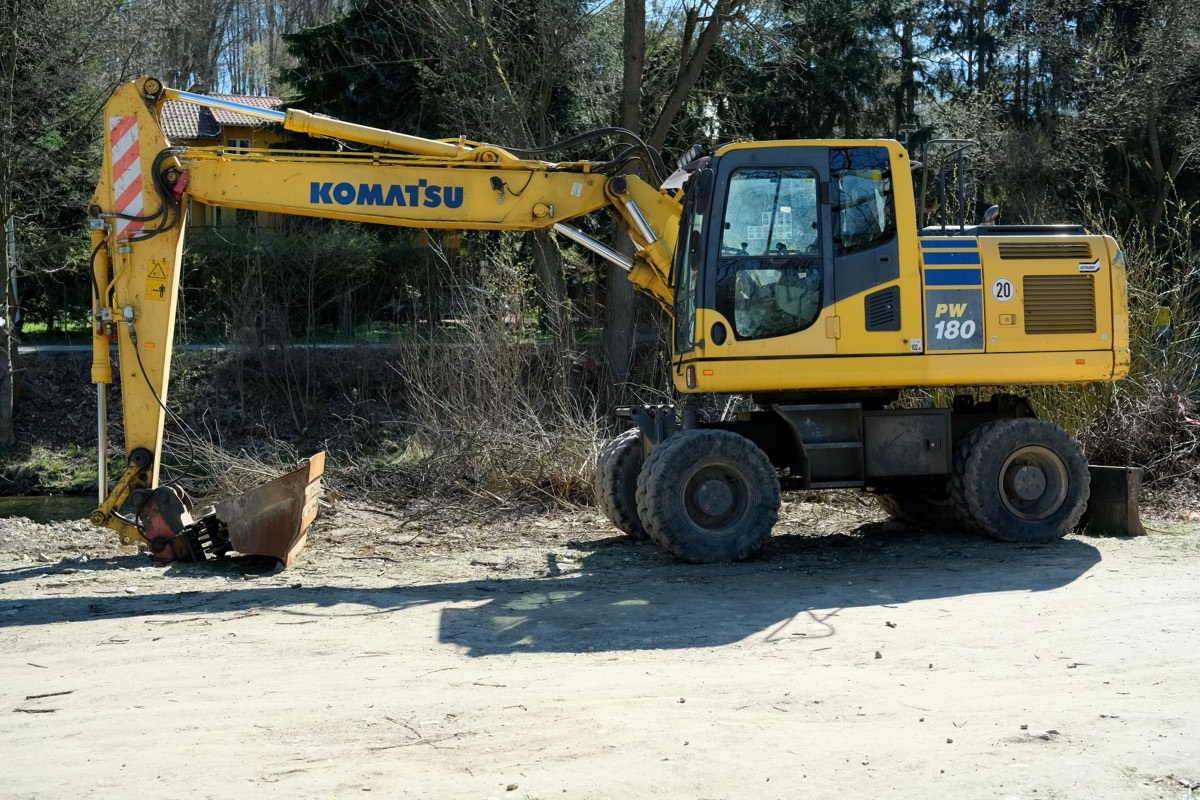 Pelle Komatsu sur un chantier rural de l'Yonne avant terrassement et repérage des réseaux